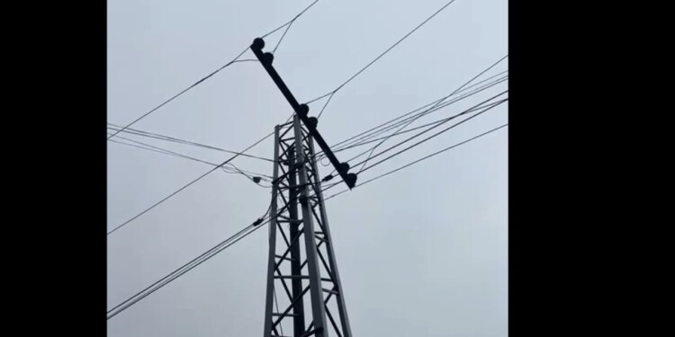 Rrezik për banorët në Lezhë: Këputet linja e tensionit të mesëm dhe bie mbi banesa, kërkohet ndërhyrje urgjente