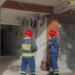Rrjedhja e bombolës së gazit alarmon banorët e lagjes 15 Tetori në Fier, zjarrfikësit shmangin tragjedinë