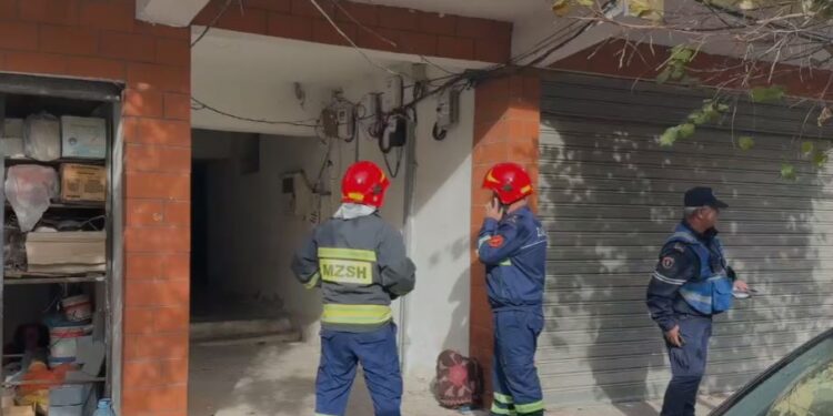 Rrjedhja e gazit nga bombula alarmon banorët e ’15 Tetori’ në Fier, zjarrfikësit shmangin tragjedinë