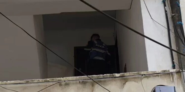 Rrjedhje gazi nga bombula e gatimit në apartament alarmon banorët, ndërhyjnë zjarrfikësit