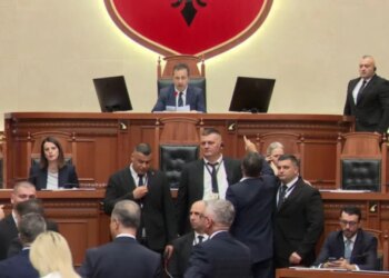 Seanca plenare nis e tensionuar: kryetari Peleshi lexon rendin e ditës, opozita bllokon foltoren