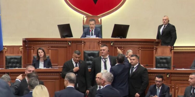 Seanca plenare nis e tensionuar: kryetari Peleshi lexon rendin e ditës, opozita bllokon foltoren