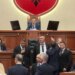 Seanca plenare nis e tensionuar: kryetari Peleshi lexon rendin e ditës, opozita bllokon foltoren