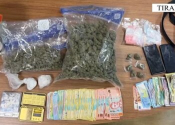 Sekuestrohen mbi 1 kg kanabis, 3 peshore elektronike dhe shumë parash; 35-vjeçari arrestohet pranë një shkolle në Kombinat
