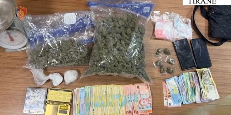 Sekuestrohen mbi 1 kg kanabis, 3 peshore elektronike dhe shumë parash; 35-vjeçari arrestohet pranë një shkolle në Kombinat
