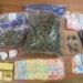 Sekuestrohen mbi 1 kg kanabis, 3 peshore elektronike dhe shumë parash; 35-vjeçari arrestohet pranë një shkolle në Kombinat