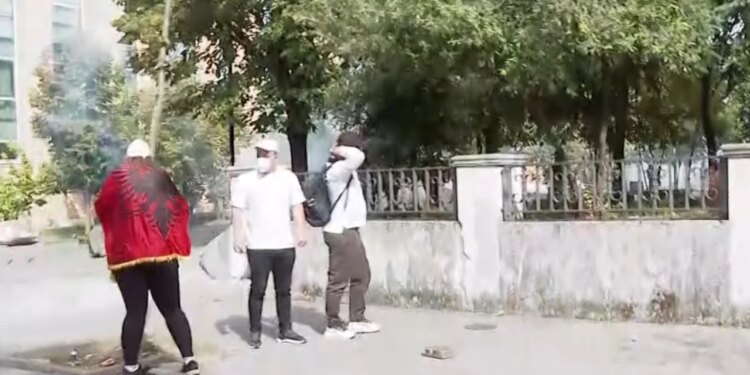 Selia e Partisë Socialiste sulmohet gjatë protestës në Tiranë