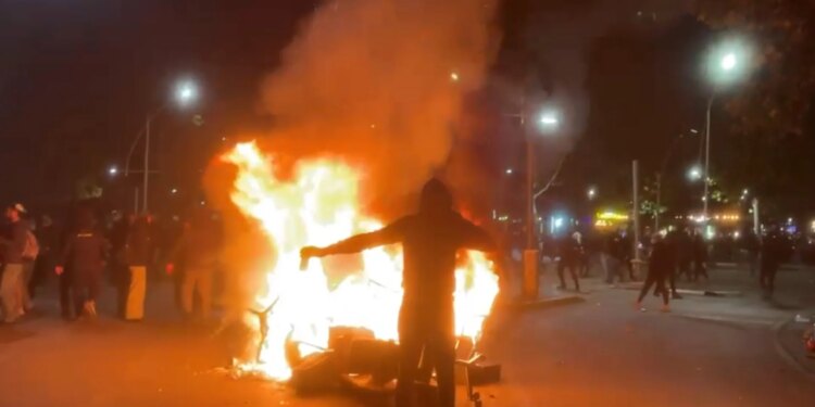Sërish protestuesit thyejnë të njëjtën bankë te Ushtari i Panjohur, nxjerrin karriget dhe vënë flakën në kryqëzim