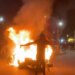 Sërish protestuesit thyejnë të njëjtën bankë te Ushtari i Panjohur, nxjerrin karriget dhe vënë flakën në kryqëzim