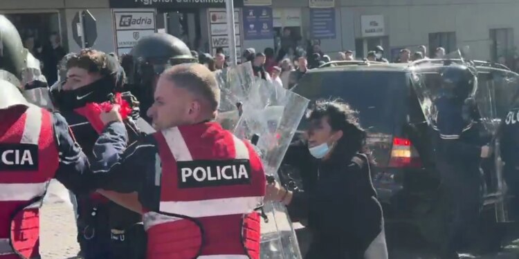 Sërish tensione në Lezhë, policia shoqëron një prej të rinjve që tentonte të thyente xhamat e makinave