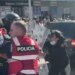 Sërish tensione në Lezhë, policia shoqëron një prej të rinjve që tentonte të thyente xhamat e makinave