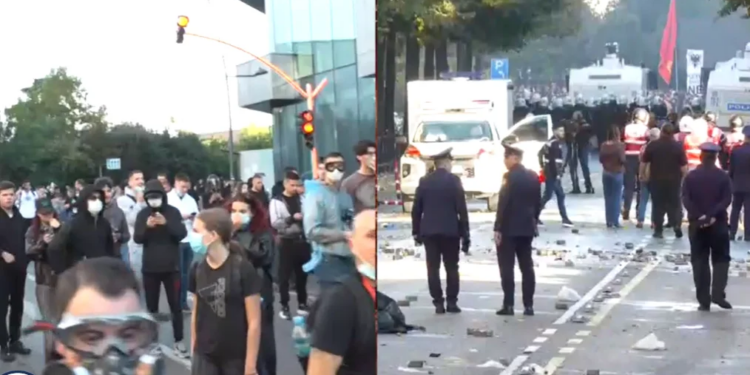 Sërish tensione në protestë: policia përdor gazlotsjellës, protestuesit përgjigjen me hedhje sendesh