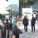 Sërish tensione në protestë: policia përdor gazlotsjellës, protestuesit përgjigjen me hedhje sendesh