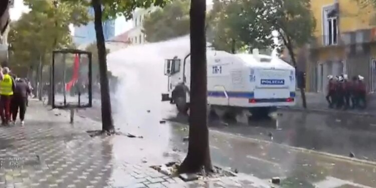 Sërish tensione te Ministria e Arsimit: protestues hedhin gurë dhe sende të forta; policia përgjigjet me ujë