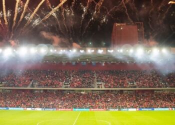S’është Italia apo Anglia, por tifozët po mbushin stadiumin për Shqipërinë