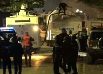 Shehaj dënon dhunën barbare ndaj studentëve dhe kërkon dorëheqjen e Ramës