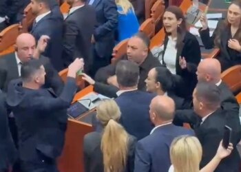 Sherr i fortë në Kuvend: Kreka përplaset fizikisht me ish-ministrin Hoxha, Muzhaqi tenton të qetësojë kolegun, ndërhyn Garda