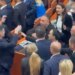 Sherr i fortë në Kuvend: Kreka përplaset fizikisht me ish-ministrin Hoxha, Muzhaqi tenton të qetësojë kolegun, ndërhyn Garda
