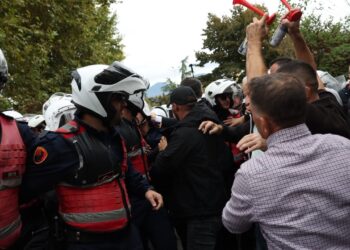 Shoqërohen tetë protestues; policia njofton se gjatë tubimit pranë Kuvendit kryen veprime të dhunshme