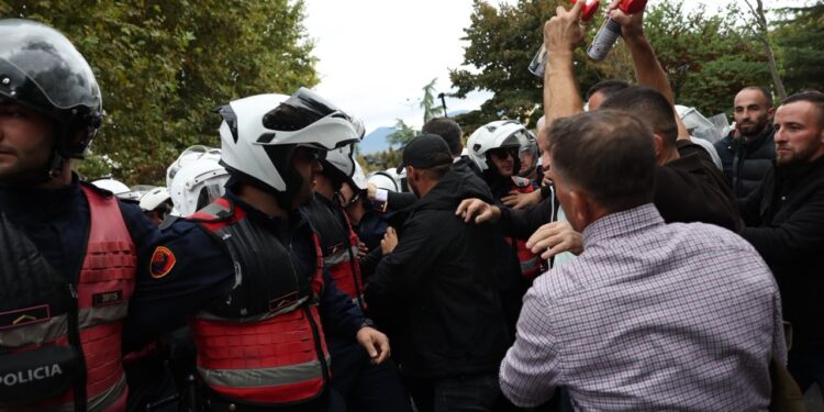 Shoqërohen tetë protestues; policia njofton se gjatë tubimit pranë Kuvendit kryen veprime të dhunshme