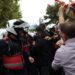 Shoqërohen tetë protestues; policia njofton se gjatë tubimit pranë Kuvendit kryen veprime të dhunshme