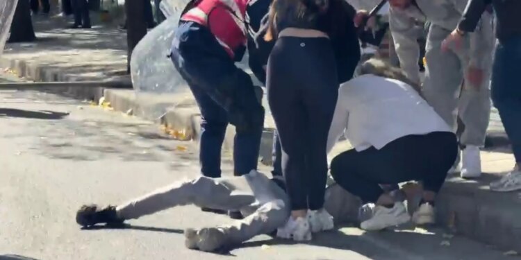 Shpërndahuni - Tensione në Lezhë: një nxënës rrëzohet teksa ndiqej nga policia, qytetarët i vijnë në ndihmë