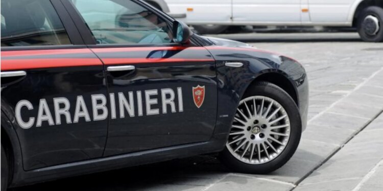 Shqiptari kërcënonte me telefonata dhe mesazhe, ndjek ish-partneren në piceri; ajo mbyllet në tualet dhe telefonon policinë