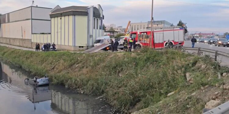 Si në filma: Policia e ndiqte, shoferi humb kontrollin dhe bie në kanal pranë urës Dajlanit