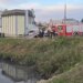 Si në filma: Policia e ndiqte, shoferi humb kontrollin dhe bie në kanal pranë urës Dajlanit