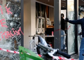 Si shiten online çantat luksoze, parfumet dhe syzet firmato të vjedhura gjatë protestave në Francë