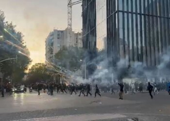 Si skenë filmi: fishekzjarre të frikshme ndaj policisë, protestuesit tentojnë sërish të afrohen te Ministria e Arsimit