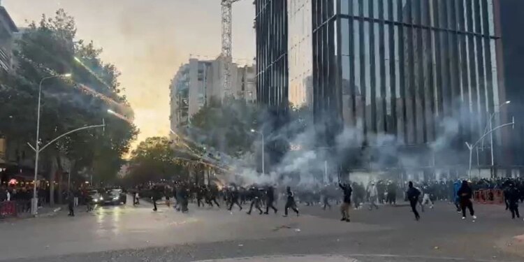Si skenë filmi: fishekzjarre të frikshme ndaj policisë, protestuesit tentojnë sërish të afrohen te Ministria e Arsimit