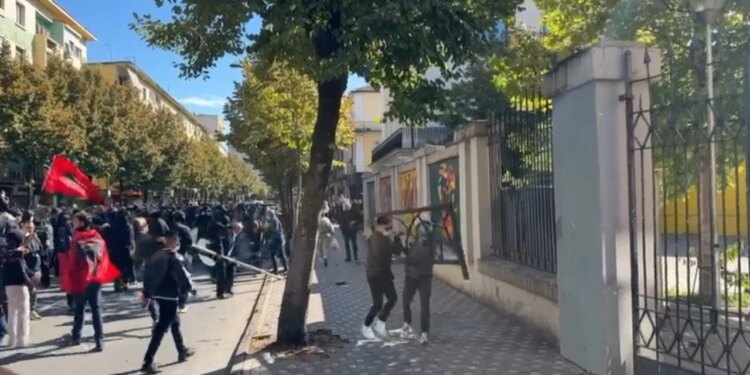 Sikur një ditë më parë, studentët shkulin kangjellat e hekurit para Ministrisë së Arsimit dhe godasin derën