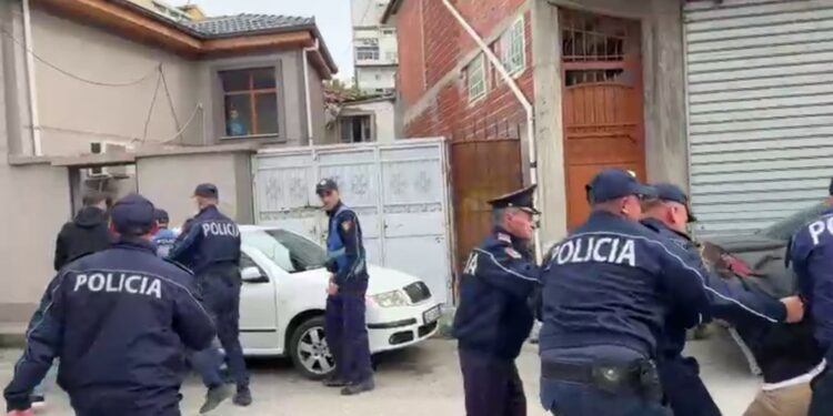 Situata në Korçë tensionohet, policia nis shoqërimet e protestuesve