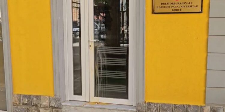 Situata përshkallëzohet edhe në Korçë; protestuesit thyejnë xhamat e Drejtorisë Arsimore