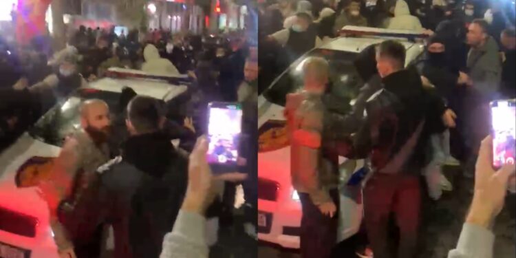 Situata përshkallëzohet: protestuesit bllokojnë dhe shkatërrojnë makinën e policisë