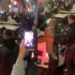 Situata përshkallëzohet: protestuesit bllokojnë dhe shkatërrojnë makinën e policisë