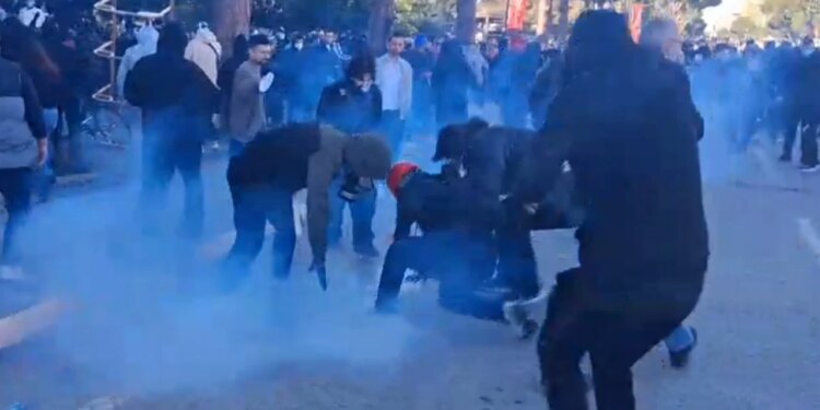 Situata pranë Kryeministrisë vazhdon e tensionuar, policia i zmbraps me presion uji dhe spraj blu