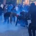 Situata pranë Kryeministrisë vazhdon e tensionuar, policia i zmbraps me presion uji dhe spraj blu