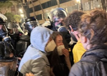 Situata te Kryeministria përshkallëzohet: Përplasje mes protestuesve dhe policisë, përdoret spraj me piper, nisin shoqërimet