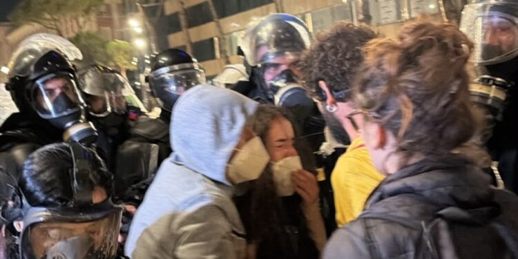 Situata te Kryeministria përshkallëzohet: Përplasje mes protestuesve dhe policisë, përdoret spraj me piper, nisin shoqërimet