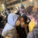Situata te Kryeministria përshkallëzohet: Përplasje mes protestuesve dhe policisë, përdoret spraj me piper, nisin shoqërimet