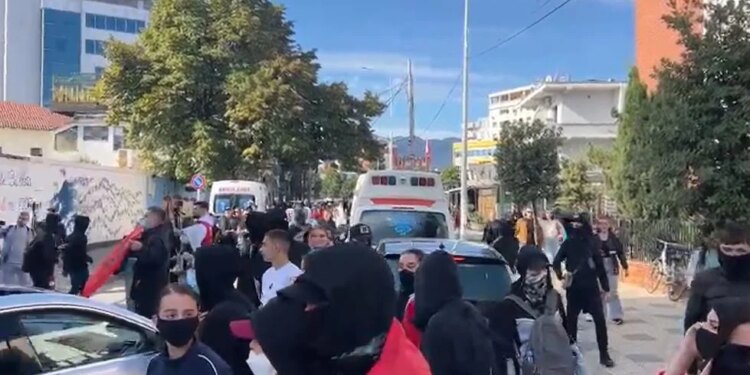 Situata tensionohet në Shkodër, protestuesit sërish sulmojnë godinën e PS
