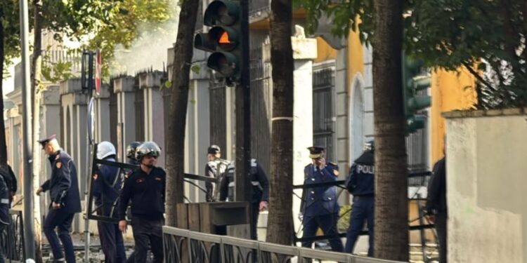 Skënder Hita zbret në terren mes forcave të policisë pranë Ministrisë së Arsimit