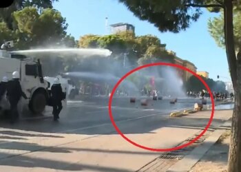 Skenë lufte në Bulevard, protestuesit rrokullisin blloqe mëdha betoni drejt policisë, ata mësyjnë me ujë e gaz lotsjellës
