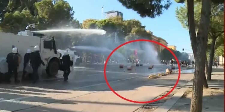 Skenë lufte në Bulevard, protestuesit rrokullisin blloqe mëdha betoni drejt policisë, ata mësyjnë me ujë e gaz lotsjellës