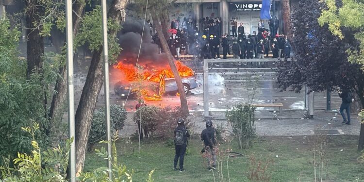 Skenë lufte para Kryeministrisë: shpërthim brenda makinës që digjet dhe karikator fishekzjarrësh drejt policisë