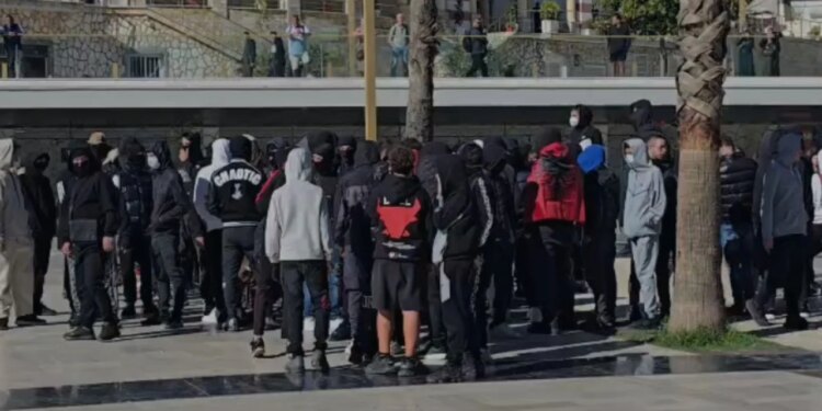 Sot protesta e pestë: Nisin grumbullimet para Bashkisë së Durrësit, me thirrje kundër Ramës dhe Berishës