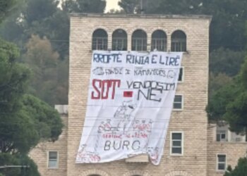 Sot vendosim ne, studentët shpalosin banderolën në Universitetin Politeknik: Rroftë rinia e lirë