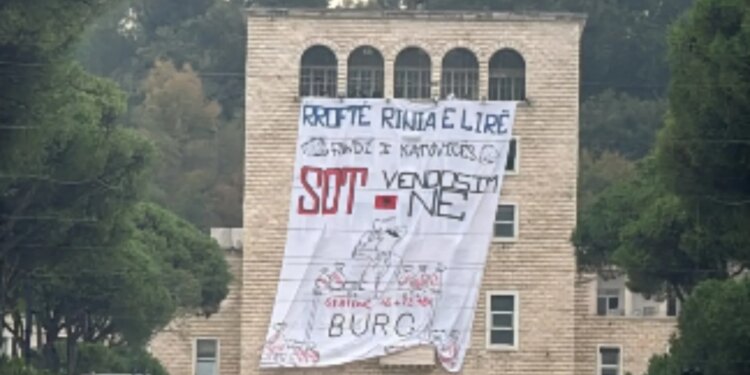 Sot vendosim ne, studentët shpalosin banderolën në Universitetin Politeknik: Rroftë rinia e lirë